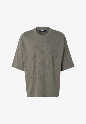 FAVELA, BIG OLD F FABRIC PATCH T-SHIRT - Trükipildiga T-särk - brown washed