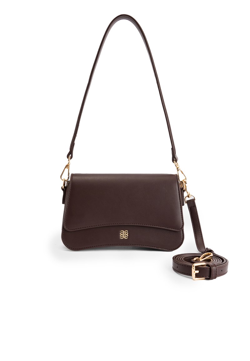Dunkelbraune Leder-Schultertasche mit Vorderklappe, goldfarbigem Metallzubehör und einem abnehmbaren langen Schulterriemen, der daneben aufgewickelt ist.
