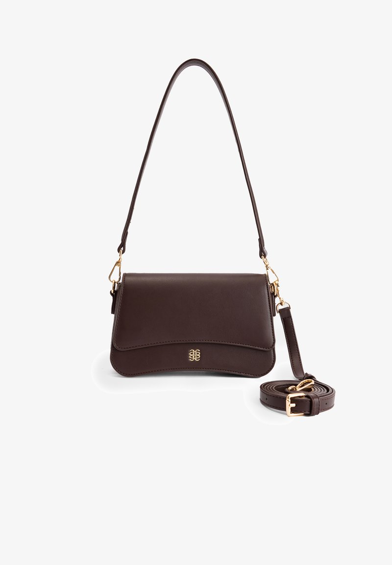Dunkelbraune Leder-Schultertasche mit Vorderklappe, goldfarbigem Metallzubehör und einem abnehmbaren langen Schulterriemen, der daneben aufgewickelt ist.
