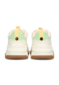 Sneaker multicolori con un design pastello, caratterizzati da una tomaia verde menta, rosa e azzurro chiaro, una suola intermedia bianca e una suola esterna in gomma marrone.