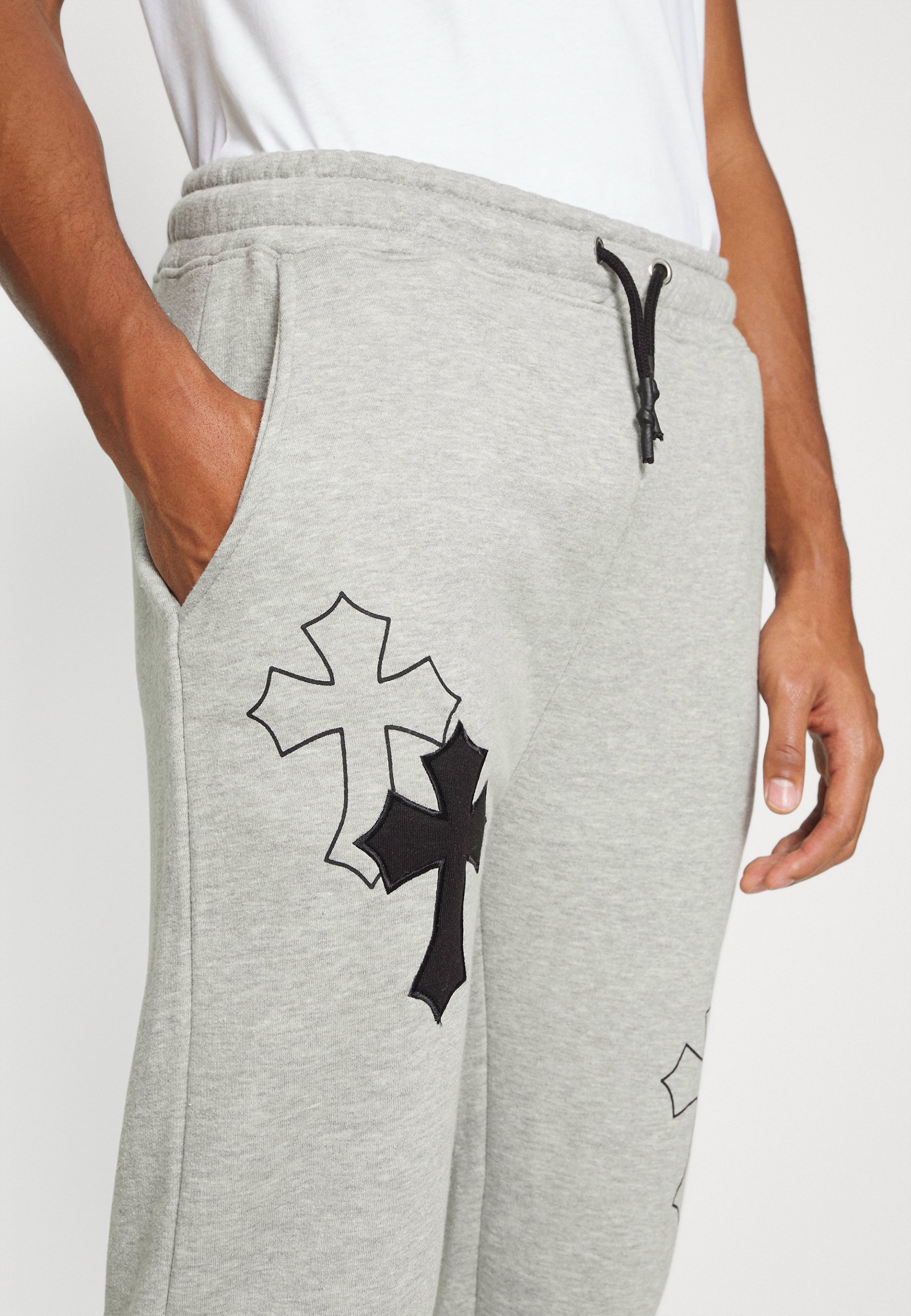 Mennace CROSS APPLIQUE JOGGER - Tracksuit bottoms - grey - Zalando.ie