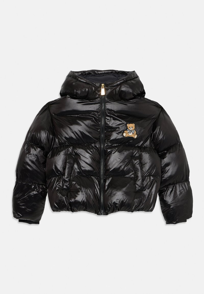 Chaqueta acolchada negra con un acabado brillante, cierre de cremallera y un bordado de oso de peluche en el pecho. Cuenta con capucha y puños elásticos.