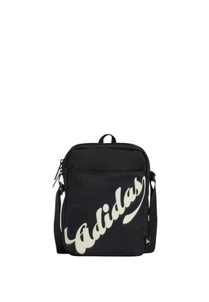 Borsa a tracolla nera con tasca con cerniera e grande testo bianco stilizzato sul davanti, tracolla regolabile e anello in tessuto in alto.