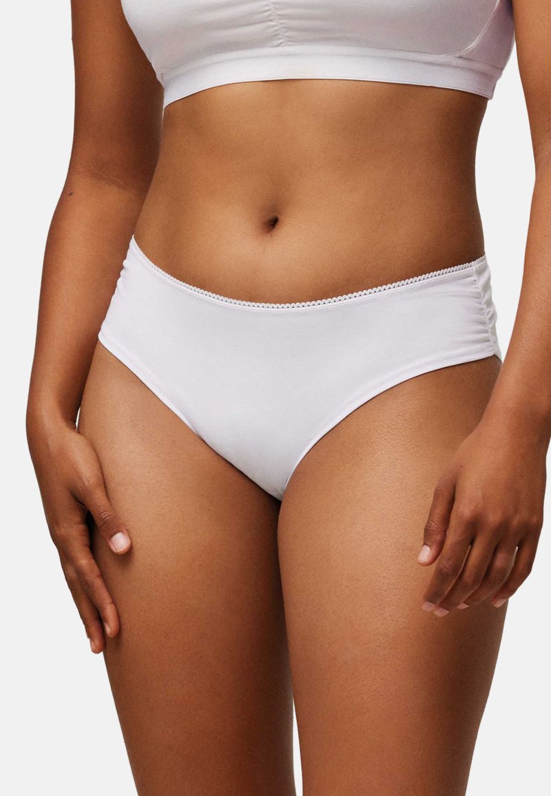 Braguitas de bikini de algodón blanco con textura suave, cintura elástica y delicado encaje en el borde superior.