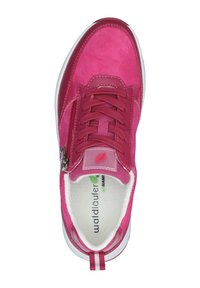 Różowe zamszowe sneakersy z błyszczącą różową czubkiem, sznurowaniem, bocznym zamkiem błyskawicznym oraz białą podeszwą. Posiadają miękką wewnętrzną wyściółkę i paskowany uchwyt na pięcie.