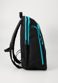 Rucksack mit schwarzem Körper, türkisfarbenen Reißverschlüssen, mehreren Fächern, verstellbaren Trägern und einer strukturierten Oberfläche für guten Halt.