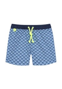 Shorts de bain bleu marine avec un motif de coquillage blanc, taille élastique et cordon de serrage vert fluo. Tissu léger avec une texture lisse.