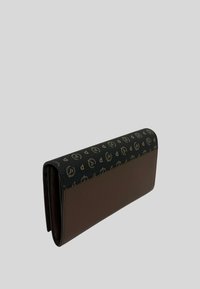 Portafoglio in pelle marrone con superficie texturizzata, dotato di una patta nera decorata con dettagli dorati. Design rettangolare, elegante e compatto.