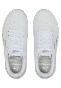 Białe sportowe buty z gładką syntetyczną cholewką, płaskimi sznurowadłami i teksturowanymi gumowymi podeszwami. Posiadają subtelne logo oraz przesłanie dotyczące zrównoważonego rozwoju wewnątrz.