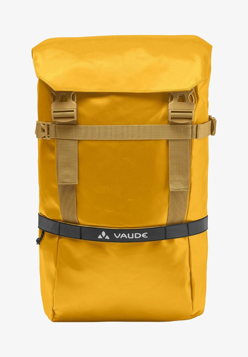 Gelber Rolltop-Rucksack mit Kunststoffschnallen, seitlichen Taschen und einem schwarzen Markenriemen. Hergestellt aus strapazierfähigem Stoff und zeichnet sich durch eine einfache rechteckige Form aus.