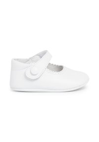 Witte leren babyschoen met een ronde neus, geschulpte rand en een verstelbare band met een drukknoop voor een stevige pasvorm.