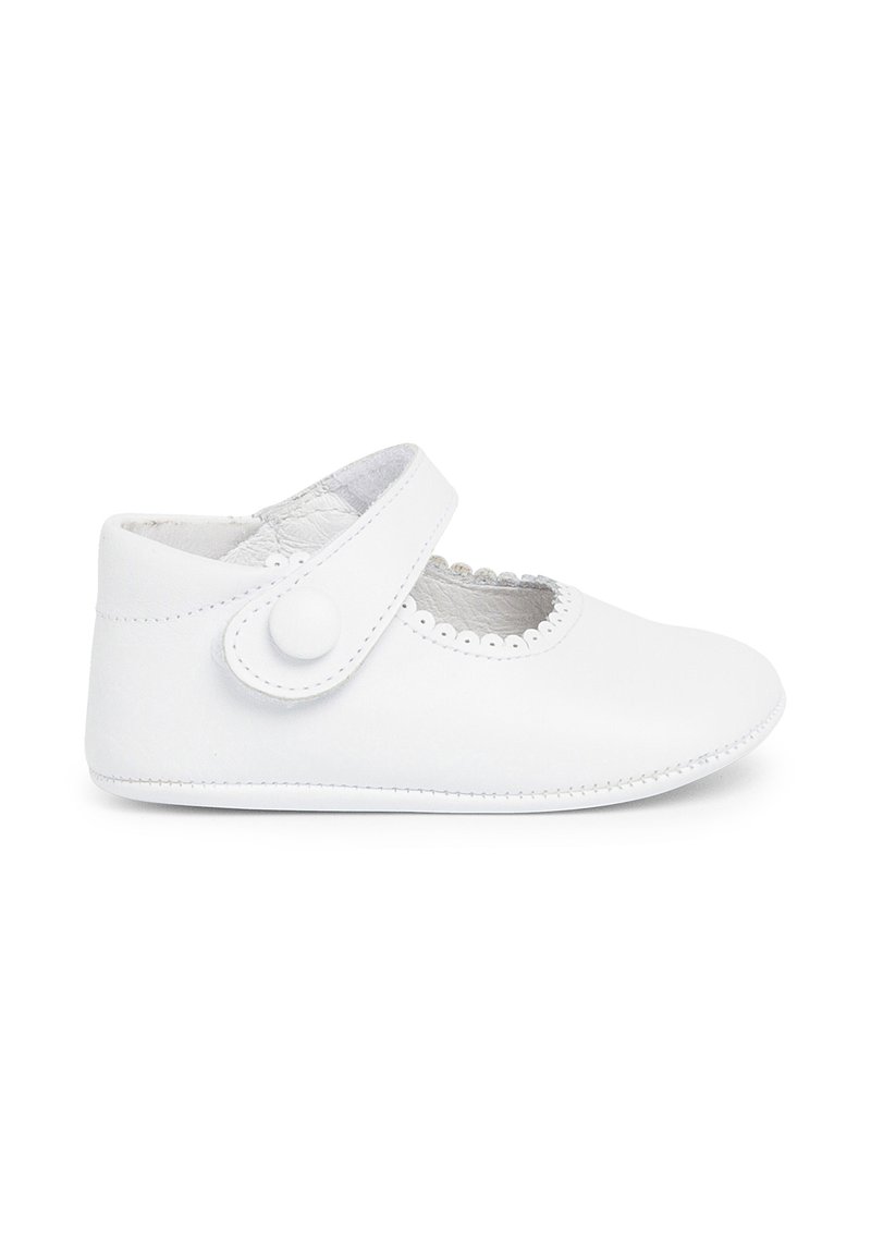 Witte leren babyschoen met een ronde neus, geschulpte rand en een verstelbare band met een drukknoop voor een stevige pasvorm.