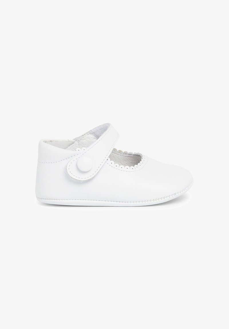 Zapato de bebé de cuero blanco con puntera redonda, borde ondulado y una correa ajustable que cuenta con un botón a presión para un ajuste seguro.