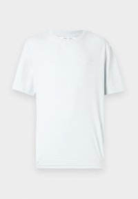 Ανοιχτό μπλε βαμβακερό T-shirt με στρογγυλή λαιμόκοψη, κοντά μανίκια και μινιμαλιστικό κεντημένο λογότυπο στο στήθος. Λείο ύφασμα, απλός σχεδιασμός.