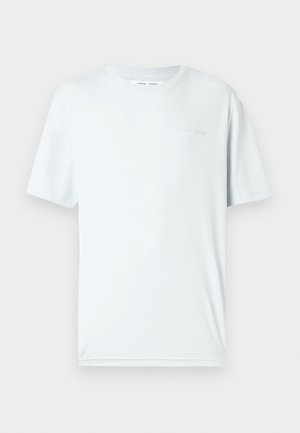 Ανοιχτό μπλε βαμβακερό T-shirt με στρογγυλή λαιμόκοψη, κοντά μανίκια και μινιμαλιστικό κεντημένο λογότυπο στο στήθος. Λείο ύφασμα, απλός σχεδιασμός.