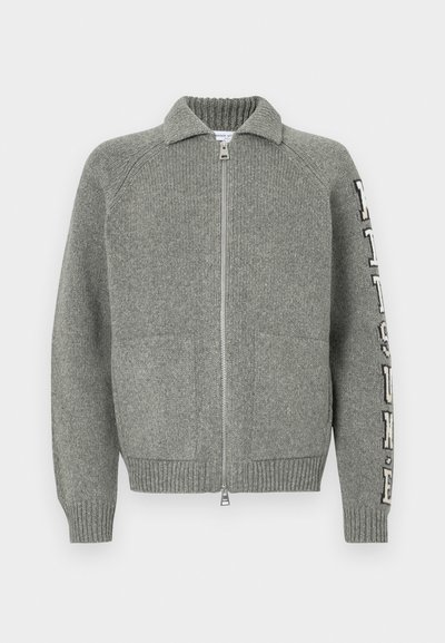 Sivý pletený cardigan so zipsom v prednej časti, rebrovým golierom a manžetami a textúrovaným vzorom. Obsahuje logo potlačené na ľavom rukáve.