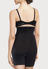 Body shapewear negro con tirantes ajustables, diseño por debajo del busto y textura suave, que proporciona una cobertura total hasta la mitad del muslo.
