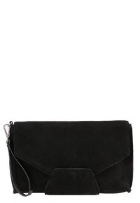 Černá semišová kabelka s překlopným víčkem, geometrickým detailem a odnímatelným zápěstním popruhem. Hladký povrch s minimalistickým designem.