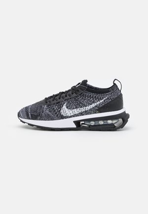 Czarno-biały dziany but do biegania Nike Air Max z widoczną poduszką powietrzną w podeszwie i białym logo Nike po boku.
