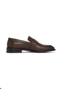 Mocasín de cuero marrón para hombre con tacón bajo negro y detalles cosidos, mostrado de perfil sobre fondo blanco.