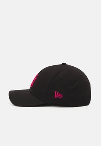 Cappellino da baseball nero con corona arrotondata, visiera curva e dettagli in logo ricamato rosa sul fronte e sul lato. Realizzato in materiale tessile.
