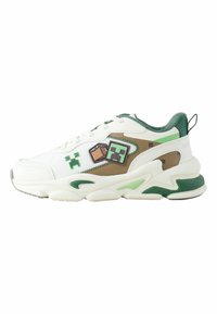 Beli in zeleni supergi z motivi pikseliziranega Minecraft Creeperja in kock na strani, z drobnim podplatom in zanko za vlečenje na peti.