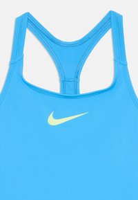 Blå atletisk tank topp med racerback-design, laget av glat stoff, med en gul Nike-logo på fronten.