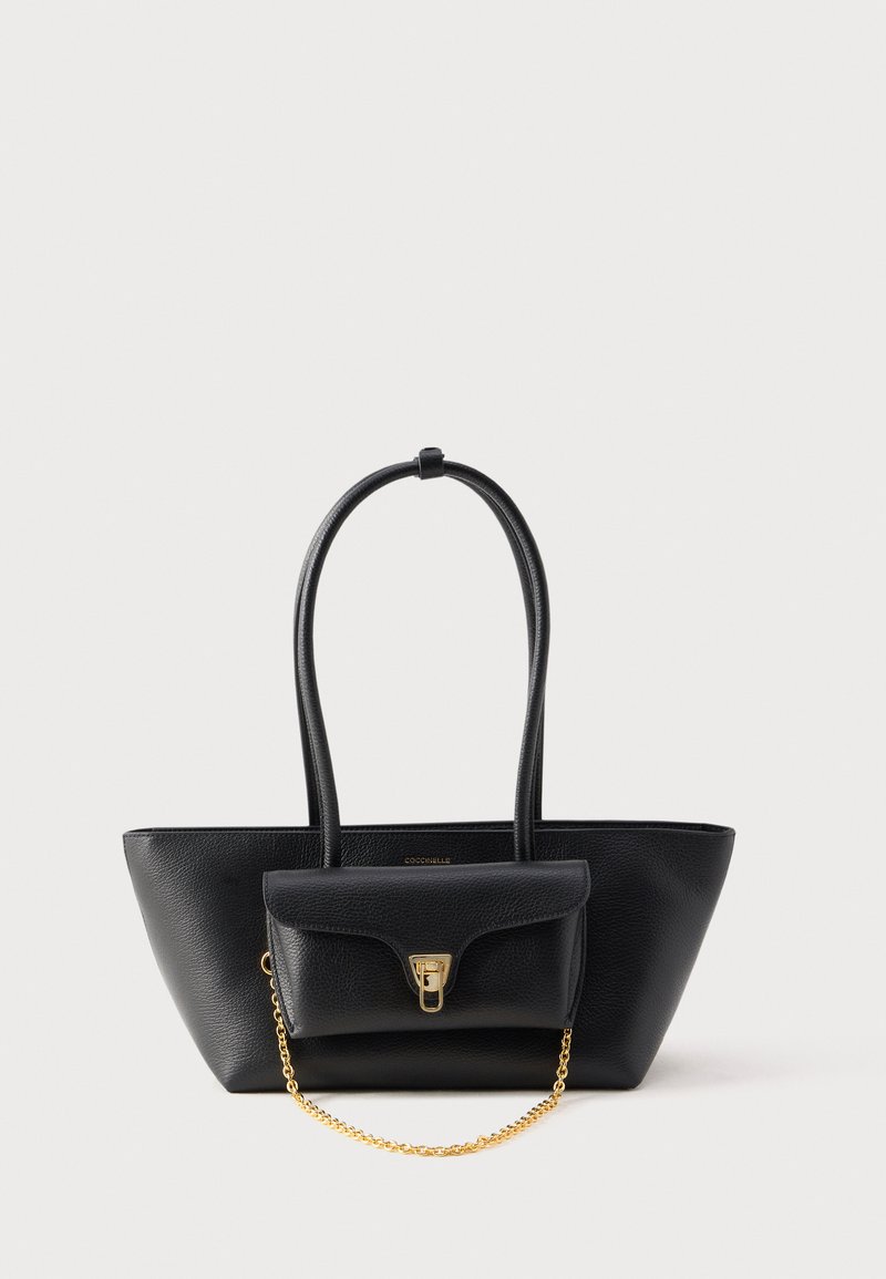 Borsa tote in pelle nera testurizzata con manici lunghi e una pochette più piccola annessa, caratterizzata da una catena e una chiusura dorate, su sfondo bianco.