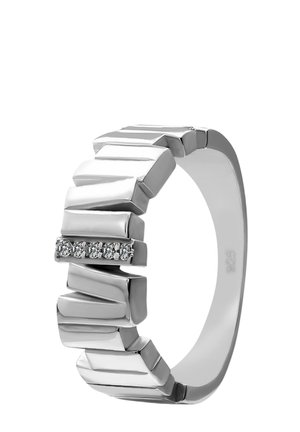 Bague en argent avec un design géométrique présentant des rectangles plats et texturés alternés. Centrées avec cinq petites pierres claires.