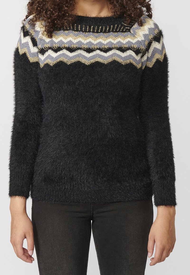 Schwarzer, flauschiger Pullover mit rundem Halsausschnitt, der oben ein mehrfarbiges Zickzackmuster in Grautönen, Gold und Schwarz aufweist.