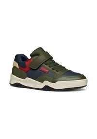 Sneaker verde e navy con una strap in Velcro, materiali testurizzati, accenti rossi a contrasto e una suola intermedia bianca. Suola esterna in gomma nera con battistrada.