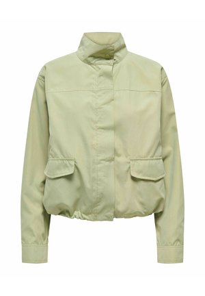 Veste courte vert clair avec col montant, fermeture à boutons-pression, manches longues, ourlet élastique et deux poches à rabat avant.