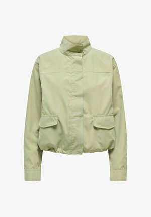 Hele-roheline lühendatud jope kõrge kraega, klõpsnuppude kinnitusega, pikkade varrukatega, elastse äärega ja kahe esiplaaniga taskuga.