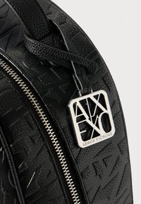 Μαύρη δερμάτινη τσάντα με υφή, με ανάγλυφα γράμματα, ασημένιο φερμουάρ και προσαρτημένη ετικέτα λογότυπου Armani Exchange.