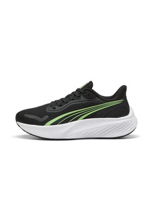 Zapatillas deportivas negras con parte superior de malla, rayas verdes de acento, cuello acolchado, suela intermedia blanca gruesa y suela de goma texturizada.