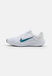 Zapatilla deportiva blanca con parte superior de malla, logo de swoosh en color teal y acentos texturizados. Presenta una suela acolchada y una suela exterior de goma negra.