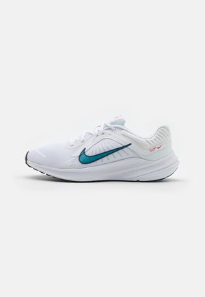 Valkoinen urheilukengä, jossa on verkkomateriaali yläosa, teal-värinen swoosh-logo ja tekstuuriset yksityiskohdat. Ominaisuuksiin kuuluu pehmustettu pohja ja musta kumipohja.