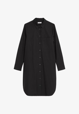 Langärmliges schwarzes Hemdkleid mit Kragen, langen Ärmeln, Brusttasche und abgerundetem Saum.