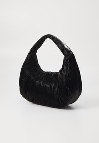 Sac à main noir de forme arrondie, en matériau brillant et rembourré. Il dispose d'une anse épaisse et courbée ainsi que d'une fermeture éclair. Texture douce.