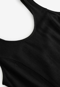 Zwarte mouwloze jurk met een ronde halslijn, met een gladde textuur en subtiele naden, die een minimalistisch ontwerp weergeeft.