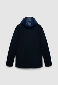 Giacca a maniche lunghe blu navy con texture intrecciata e cappuccio imbottito lucido, mostrata da dietro su uno sfondo grigio chiaro.