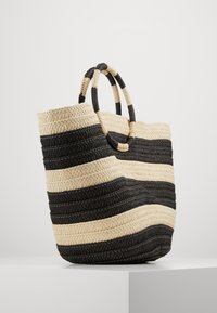 Borsa tote intrecciata con strisce alternate di paglia nera e naturale, due manici circolari e design a apertura superiore.