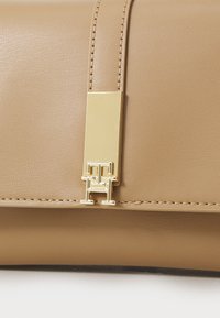 Tommy Hilfiger HERITAGE SHOULDER BAG - Handbag - safari