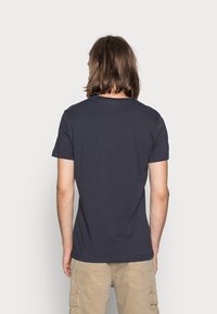 Calvin Klein Jeans T-shirt med print - dark blue