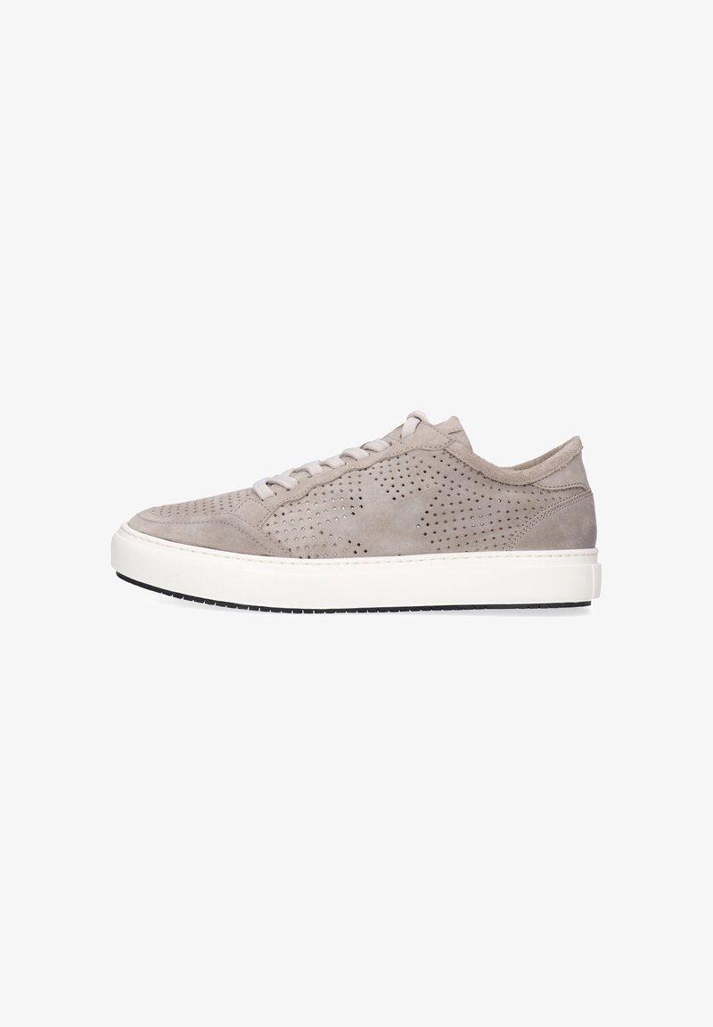 Baskets en daim gris clair avec un motif d'étoile perforée, une semelle épaisse blanche et une fermeture à lacets, vues de côté extérieur.
