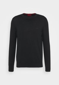 Schwarzer Langarmpullover mit Rundhalsausschnitt und subtiler "HUGO"-Logostickerei auf der Brust sowie einem roten Etikett im Nackenbereich.