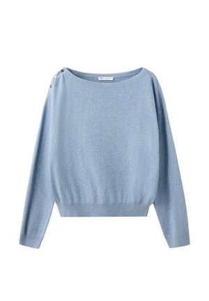 Hellblauer Pullover mit langen Ärmeln, rundem Ausschnitt und Knopfdetail an der linken Schulter, gerippte Bündchen und Saum.