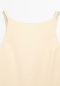 Top beige senza maniche con spalline sottili e scollo dritto, esposto su uno sfondo bianco uniforme.