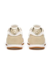 Sneaker con retro in suede beige, tomaia in pelle bianca e accenti metallici dorati sul tallone, con suola in gomma testurizzata.