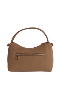 Bolso marrón texturizado con forma redondeada, que cuenta con un asa superior y un bolsillo delantero con cremallera. Material suave con detalles en dorado.